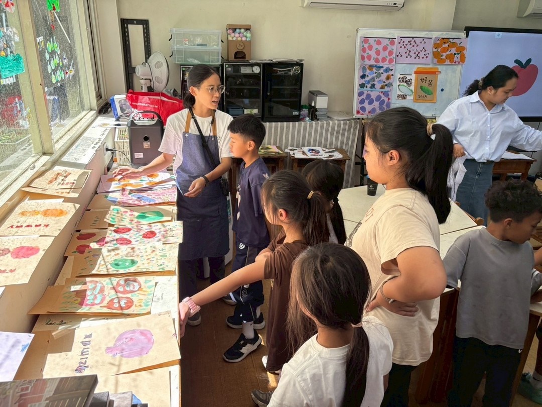 運用鑿字技巧製作孔版版畫的蔬果宣傳單